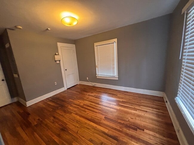 Building Photo - 3 Bedrooms- 1 Bathroom- House in East Rome!