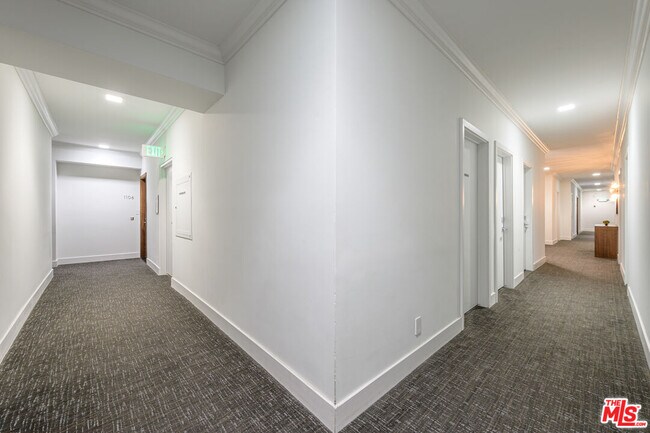 Building Photo - 838 N Doheny Dr