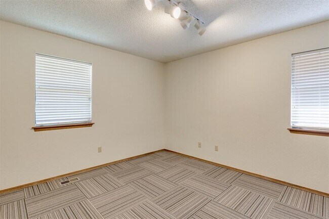 Building Photo - 500 Gray Fox Run
