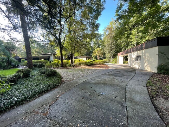 Primary Photo - Mid-Century Modern Oasis on 5+ Acres – Pri...