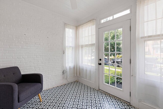 Building Photo - 2128 Gilles St