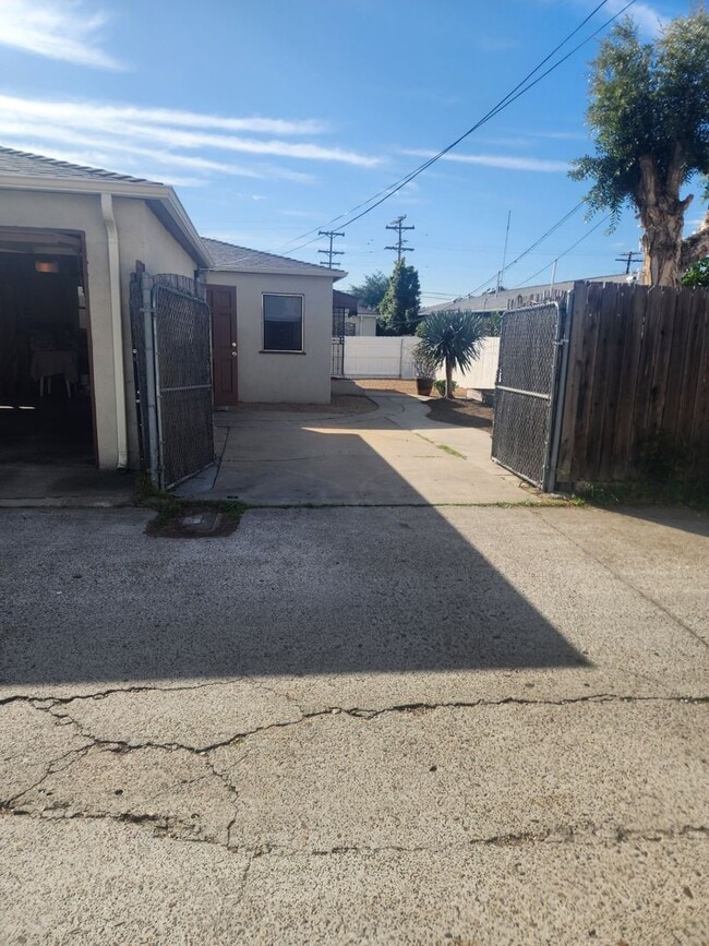 Building Photo - Private 2 bedroom 1 bath home