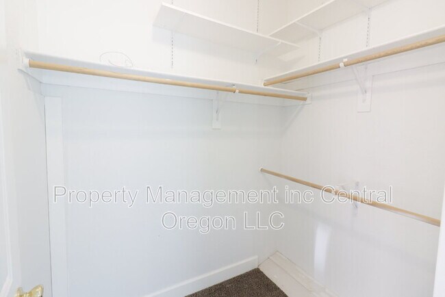 Building Photo - 15550 Rim Dr