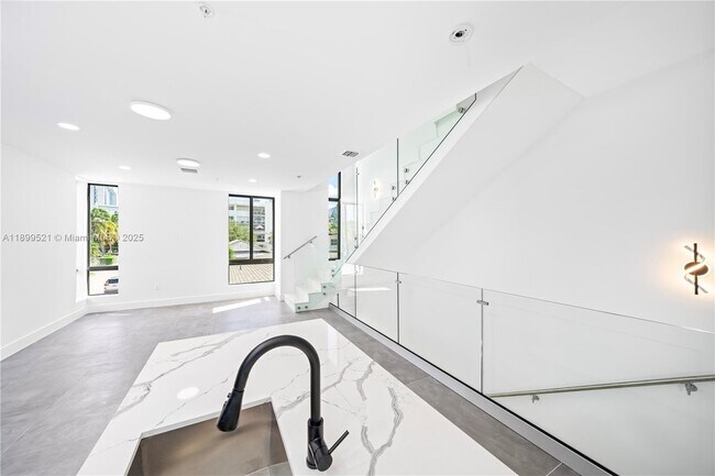 Building Photo - 526 SW 2nd St