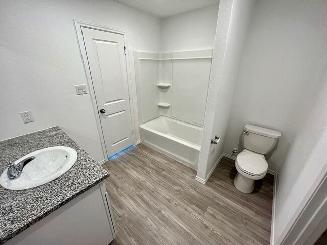 Building Photo - Beautiful 4-Bed 2-Bath Home in the Fabulou...