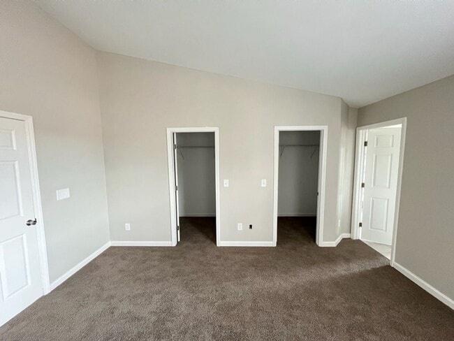 Building Photo - Beautiful Townhouse w/ 1st Floor Bedroom