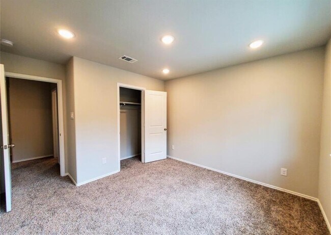 Building Photo - 907 Chickasaw Dr