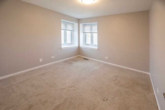 Building Photo - 329 Redwing Dr