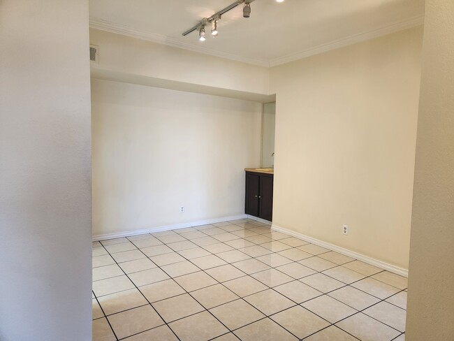 Dining area - 1020 E Washington Ave