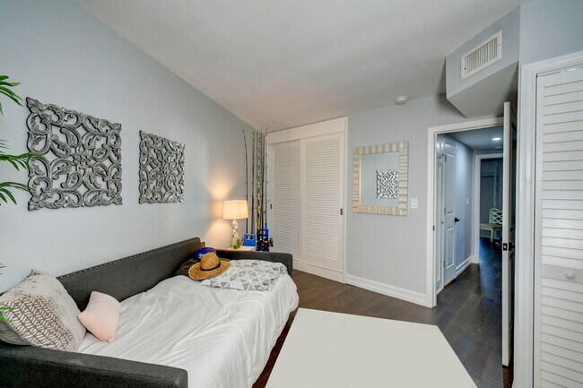 Building Photo - 68 Yacht Club Dr