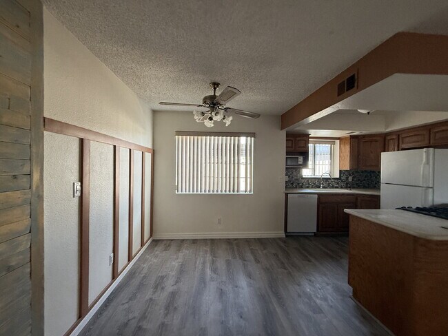 Building Photo - New Flooring, no carpet. 2bed 2bath Gated Community with a Swimming Pool