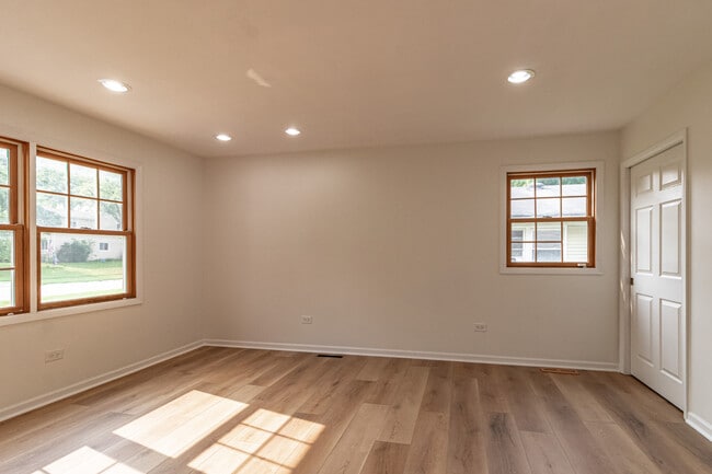 Building Photo - 1075 Aspen Dr