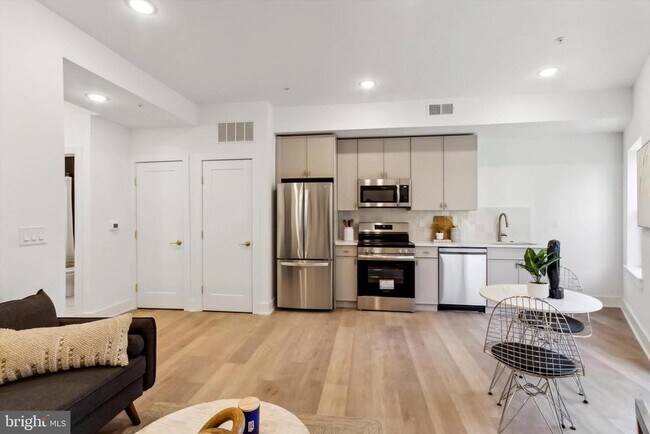 Primary Photo - 367 W Hortter St
