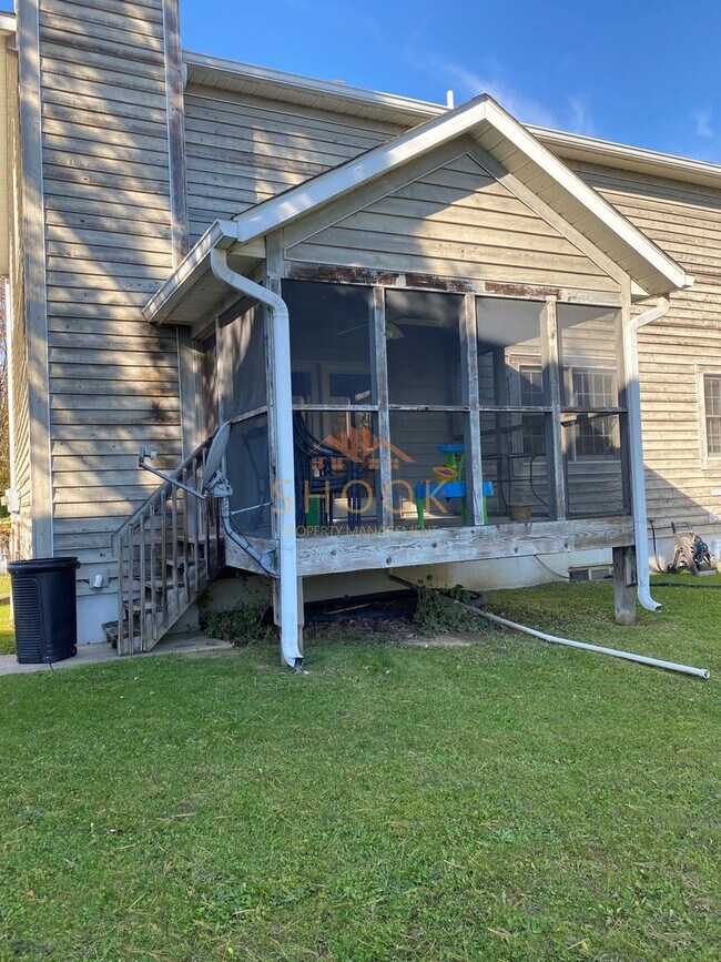 Building Photo - LARGE CONDO UNIT CLOSE TO CAMPUS - Available mid June