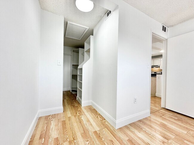 Building Photo - 351 Palm Way
