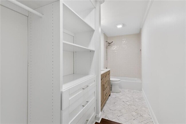Building Photo - 1296 Hilton Dr