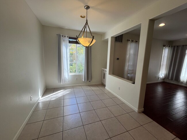 Building Photo - 4 Bedroom Townhome for Rent in Stevenson R...