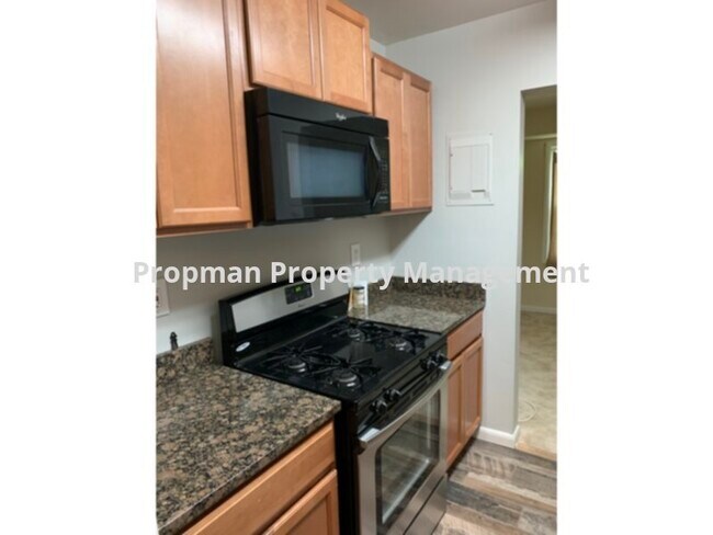 Building Photo - 3814 Lyndhurst Dr