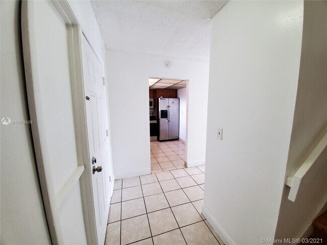 Building Photo - 9363 Fontainebleau Blvd