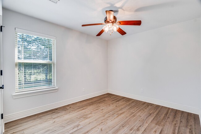 Building Photo - Charming 3-Bedroom Home for Rent in Fayett...