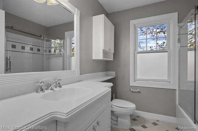 Building Photo - 2120 Buckingham Ave