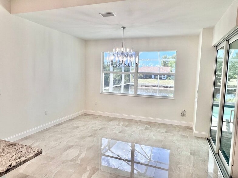 Building Photo - 55 Rotonda Cir