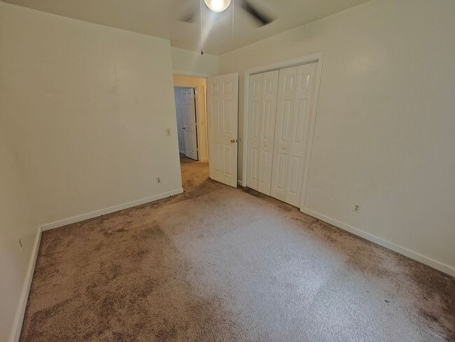 Building Photo - 3 bedroom home on private lot