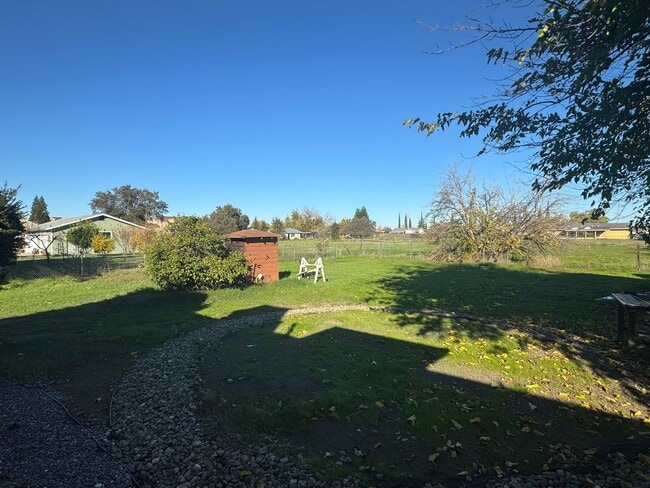 Building Photo - 3/2 Huge Yard and Garage