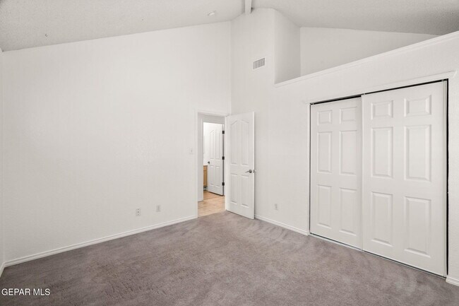 Building Photo - 695 Paseo del Mar Dr