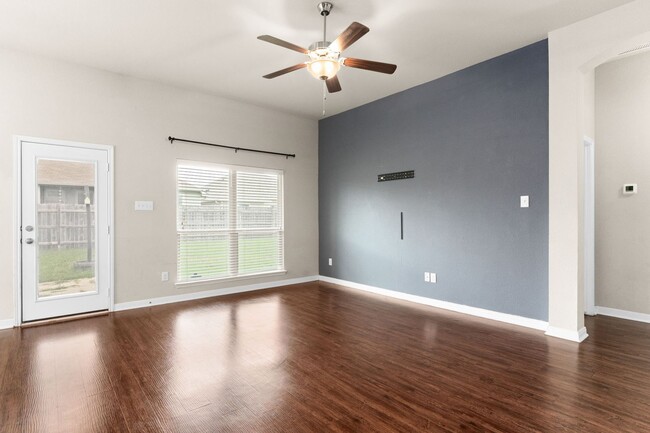 Building Photo - 3 Bedroom 2 bath in La Pointe Community