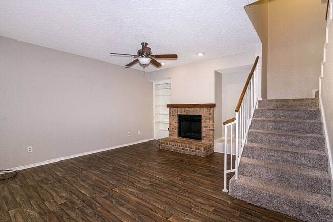 Building Photo - 2805 Meadow Park Dr