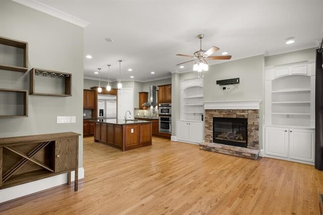 Building Photo - 395 Laurent St NW