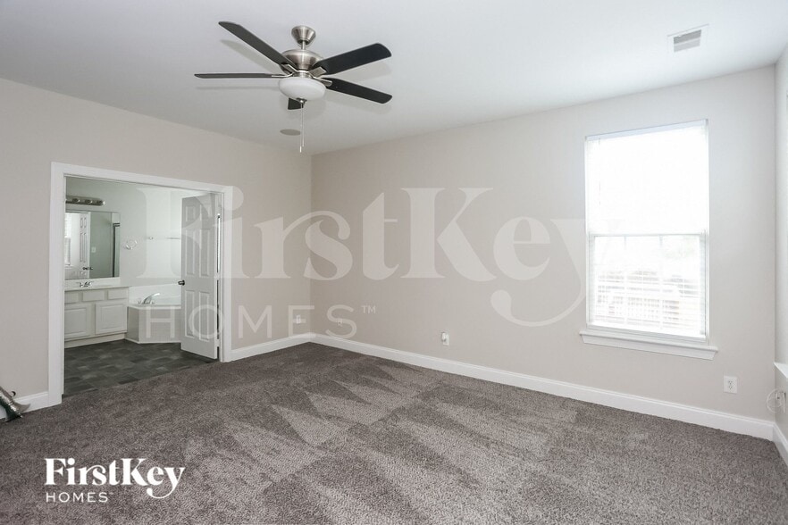 Building Photo - 9427 Golden Pond Dr