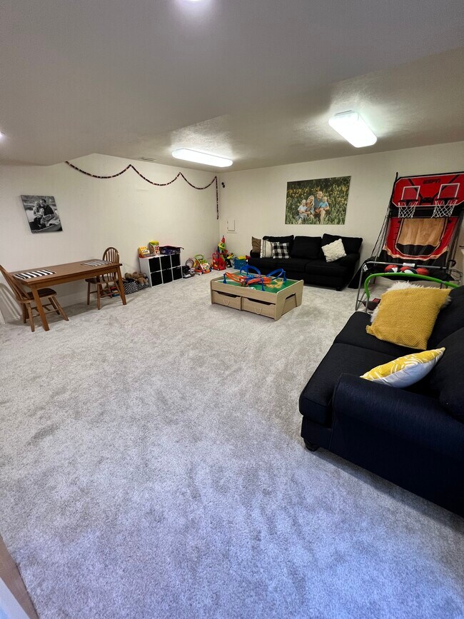 Basement - Family Room - 565 W 40 N