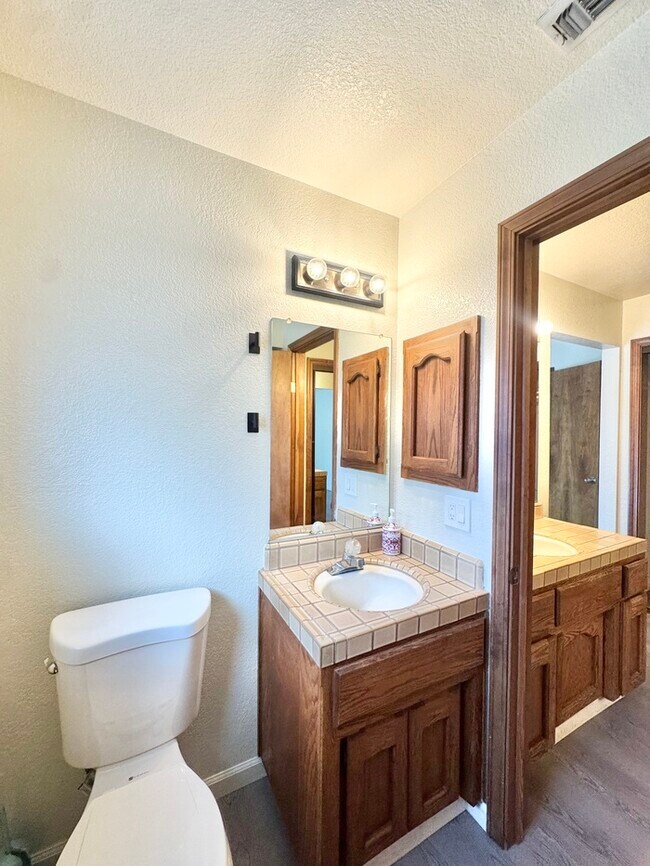 Building Photo - Stunning 3 bedroom 2.5 bathroom home in Folsom with large backyard