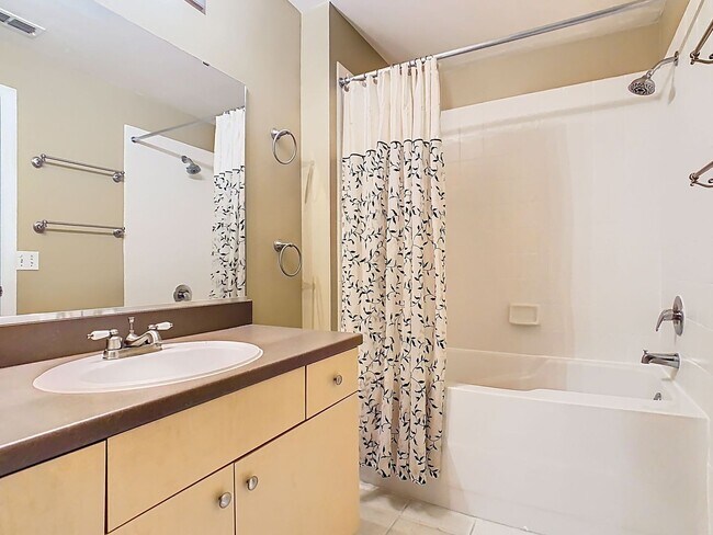Building Photo - 2 Bedroom 2 Bathroom Townhome is Siena at ...