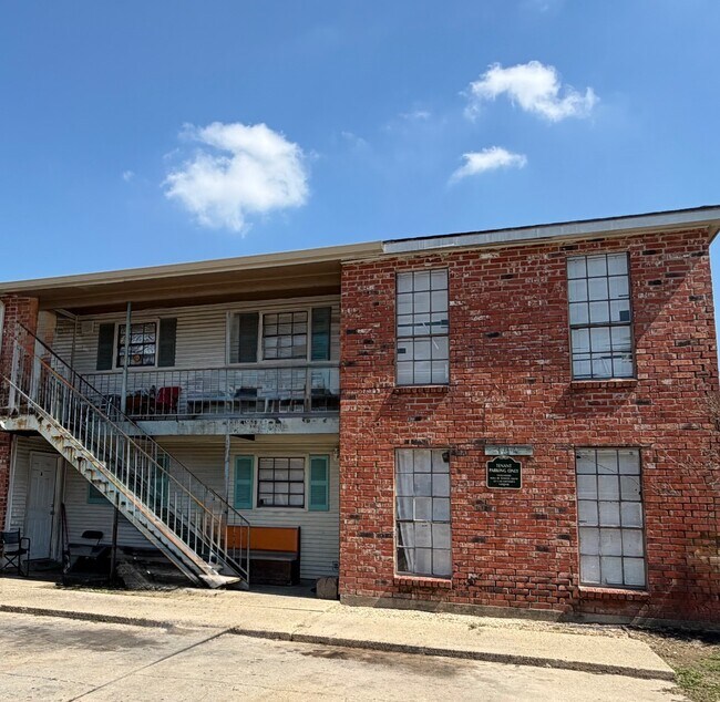 Building Photo - 104 Sweetbriar St
