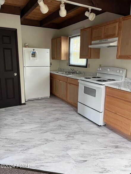 Building Photo - 2392 Meadow View Dr