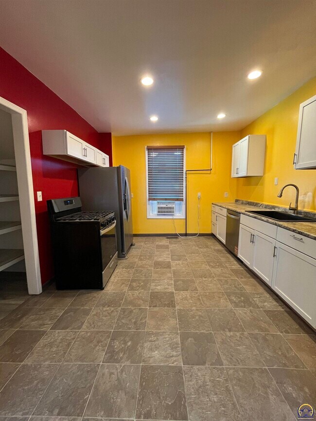 Building Photo - 401 Constitution St