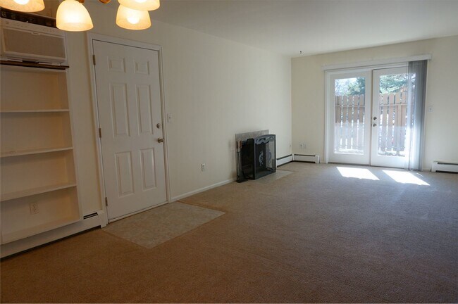 Building Photo - Adorable 1st floor 2 bedroom 1 bath condo ...