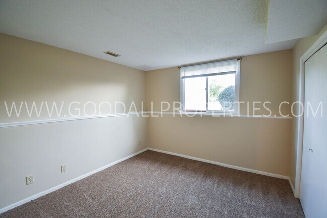 Building Photo - Half Off 1st Months Rent! 3 Bedroom 2 Bath...