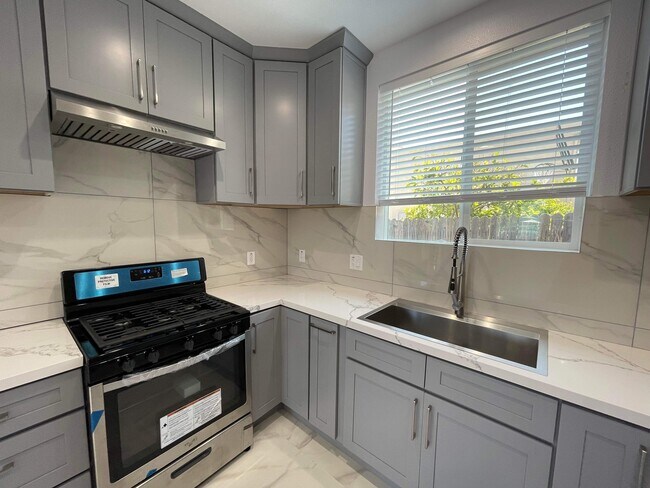 Building Photo - 15410 Firmona Ave