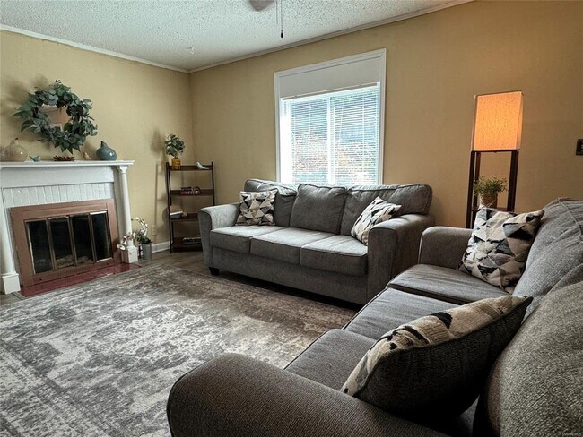 Building Photo - 2331 Woodlawn St