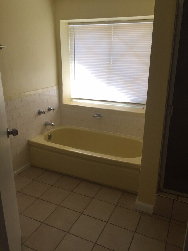 Building Photo - Huge 4/2 house located on a very desirable area. section 8 approved