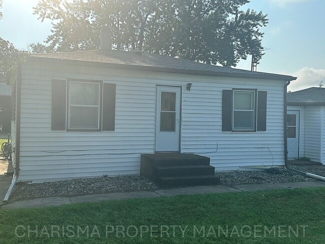 Building Photo - Spacious 2 Bedroom, 1.5 Bath Home, Newly U...