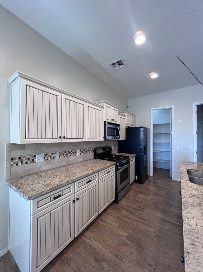 Building Photo - 2 Bedroom, 2 Bath with a Den/Office backs up to view of Hills.