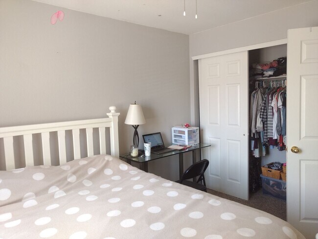 Building Photo - Beautiful 3B/2.5B Home in Ridge Crest Neighborhood - Ready for Move-in