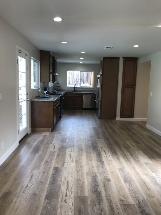 Building Photo - 1474 Dos Palos Dr