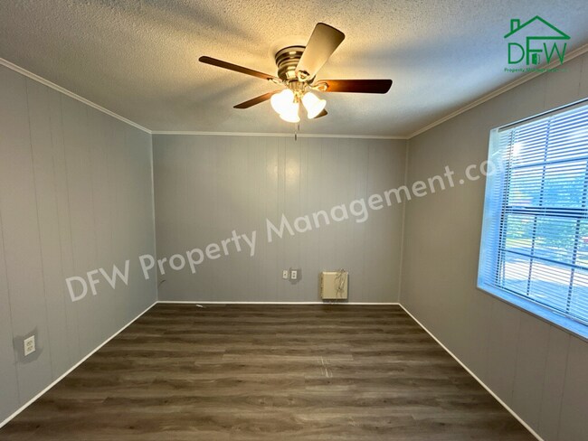 Building Photo - Charming 2-Bedroom Upstairs Apartment in Irving – Convenient Location, Fenced Yard, and More!