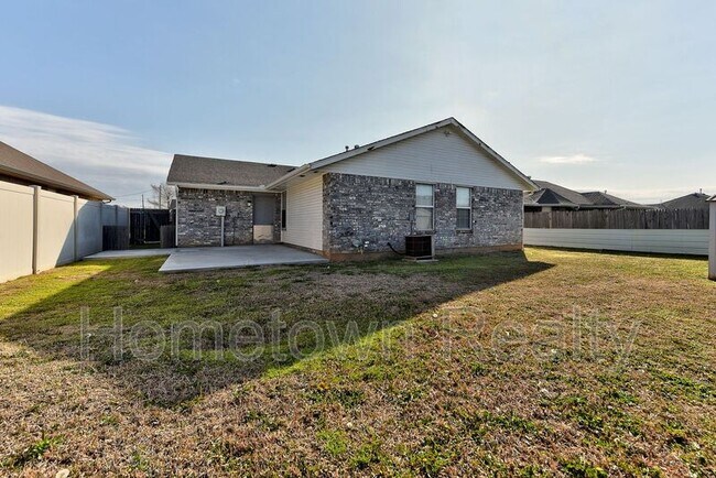 Building Photo - 1704 Tudor Dr